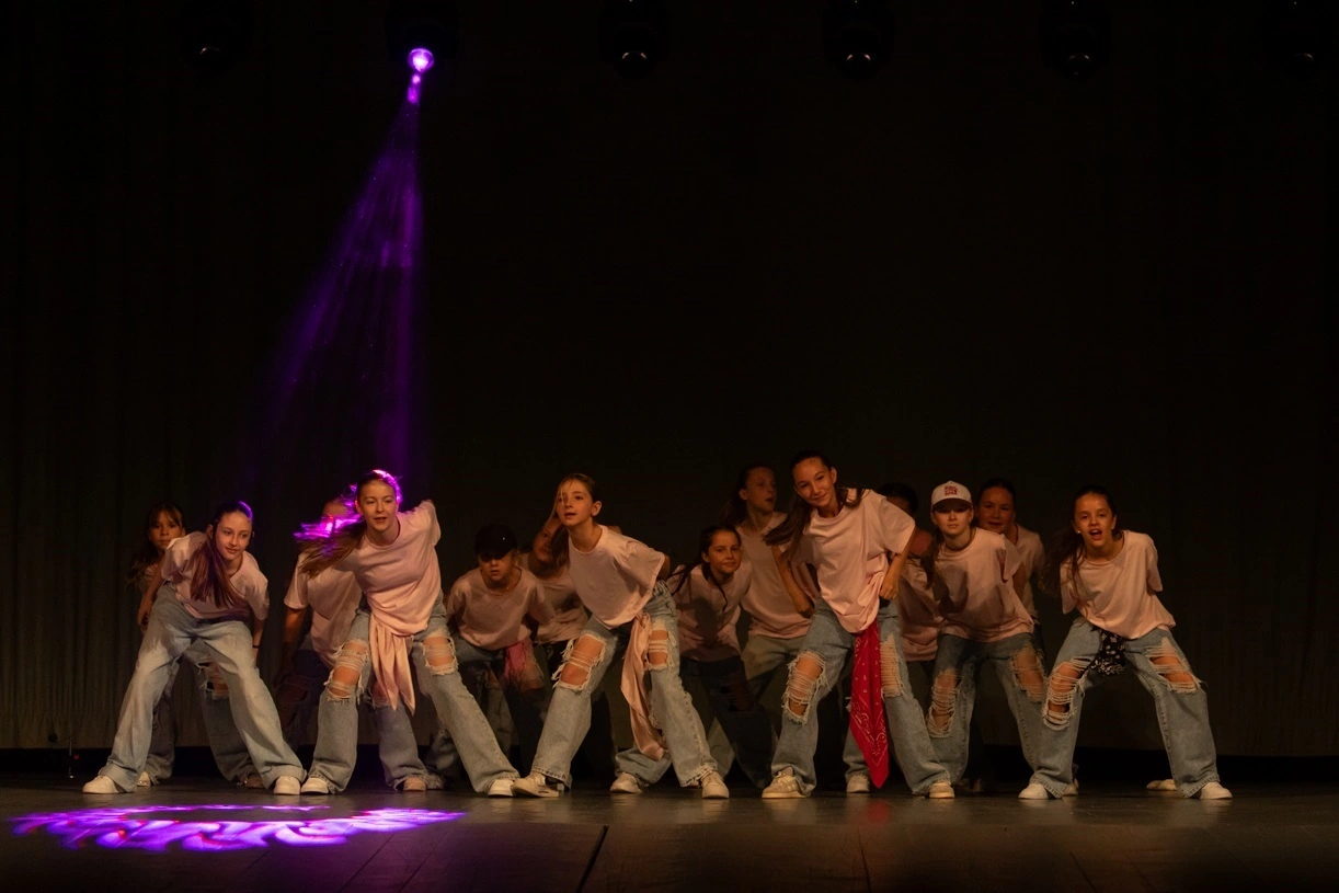 Skupinová póza tanečníkov počas choreografie