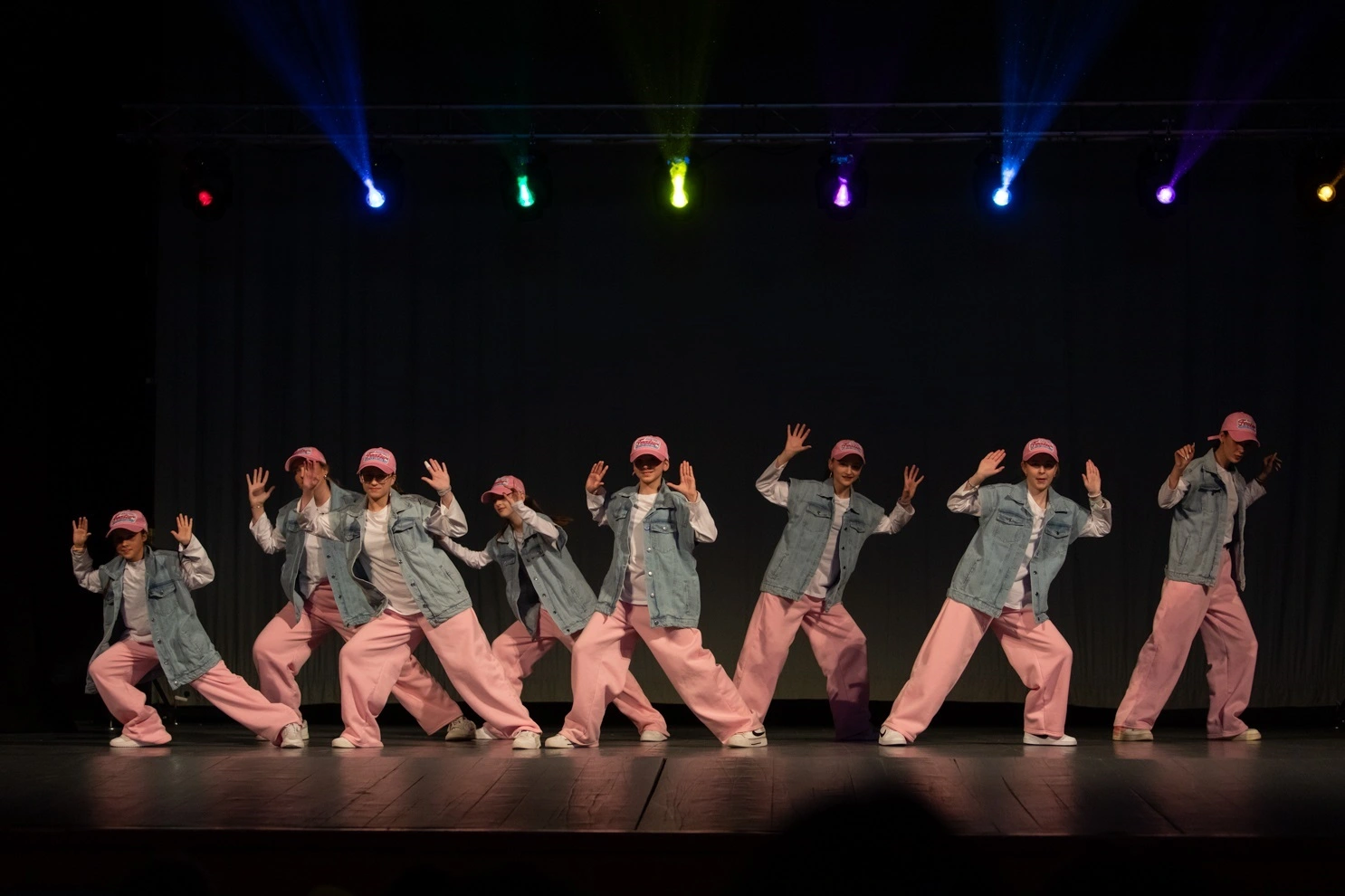 Detská hip hop choreografia počas vystúpenia.