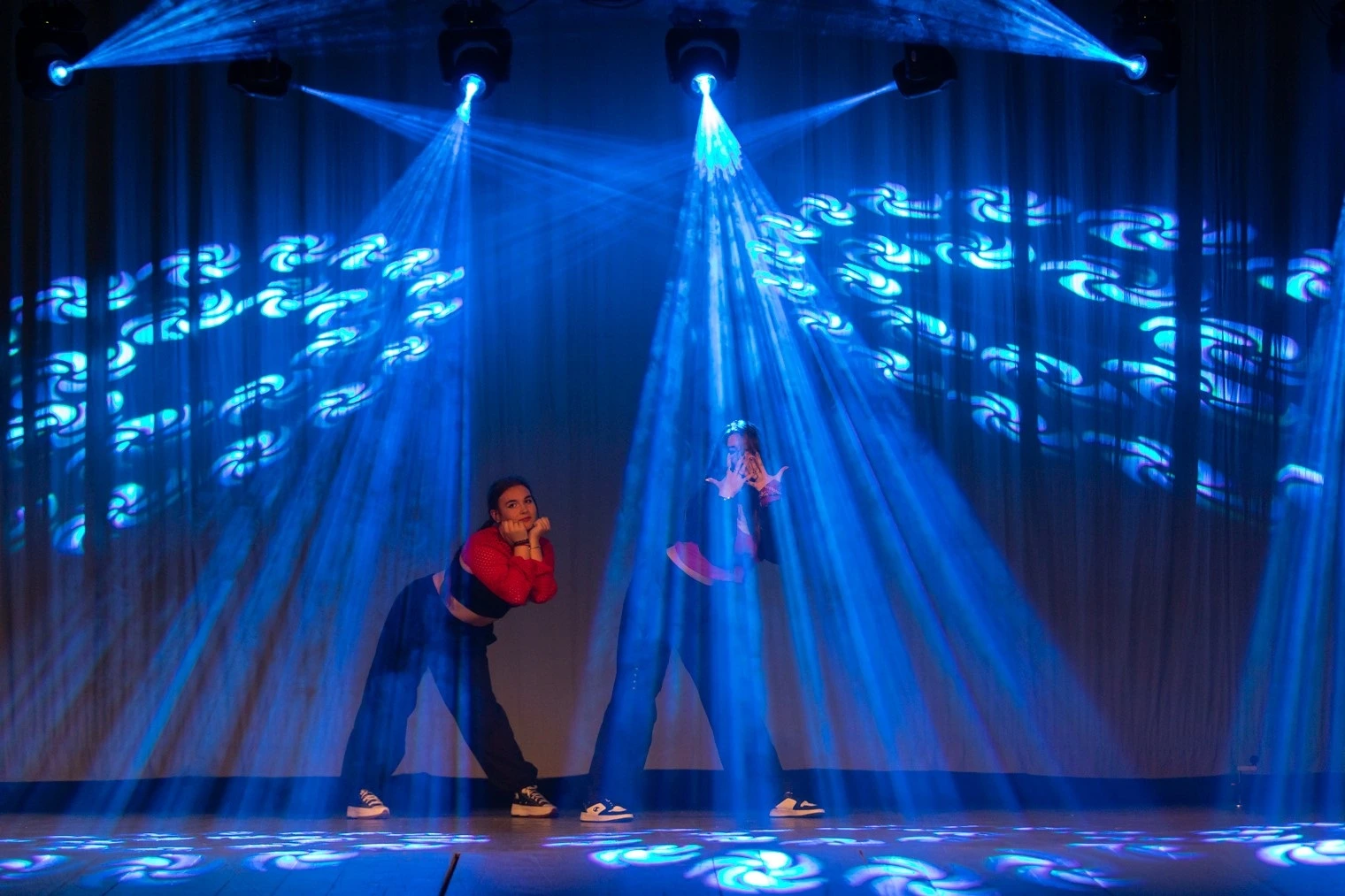 Skupinová choreografia tanečníkov na pódiu